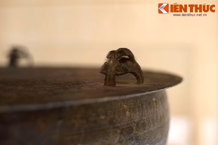 Xung quanh hình tượng ếch giao phối trên mặt trống đồng Đông Sơn có nhiều cách giải thích khác nhau.