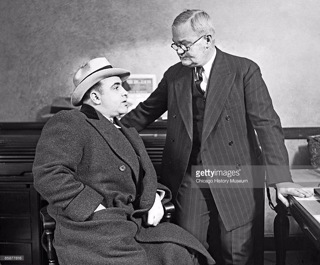 Al Capone trao đối với cảnh sát trưởng John Stege thuộc Sở Cảnh sát Chicago vào khoảng thời gian bị kết án, 1931. Ảnh: Getty.