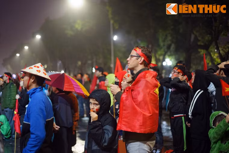 Nhưng rồi tất cả các khán giả có mặt ở bờ Hồ đã phải câm nín người khi U23 Uzbekistan ghi bàn nâng tỉ số lên 2-1 vào những phút cuối cùng của hiệp phụ thứ hai.