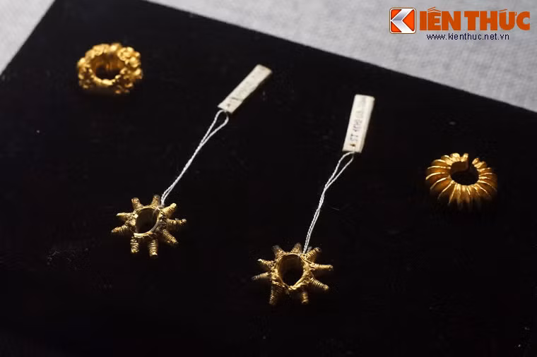 Những hiện vật này là minh chứng cho gu thẩm mỹ tinh tế, trình độ chế tác kim loại điêu luyện của những cư dân văn hóa Óc Eo. Ảnh: Khuyên tai vàng, niên đại từ thế kỷ 3-7.
