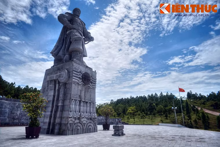 Nằm ở xã Thủy An, thành phố Huế, núi Bân là một ngọn núi nhỏ cao 43m, nằm cạnh núi Ngự Bình, được người anh hùng Nguyễn Huệ chọn làm nơi lập đàn Nam Giao để tế cáo Trời Đất, chính danh lên ngôi Hoàng đế với niên hiệu Quang Trung vào ngày 25/11 năm Mậu Thân (22/12/1788).