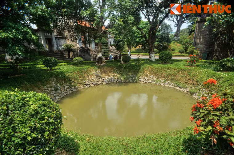 Đặc biệt, trong khuôn viên đền thờ An Dương Vương có hai hố vẫn được cho là mắt rồng của thành Cổ Loa. Một hố luôn đầy ắp nước dù là mùa hạn, trong khi hố kia luôn khô cạn ngay cả những ngày trời mưa như trút.