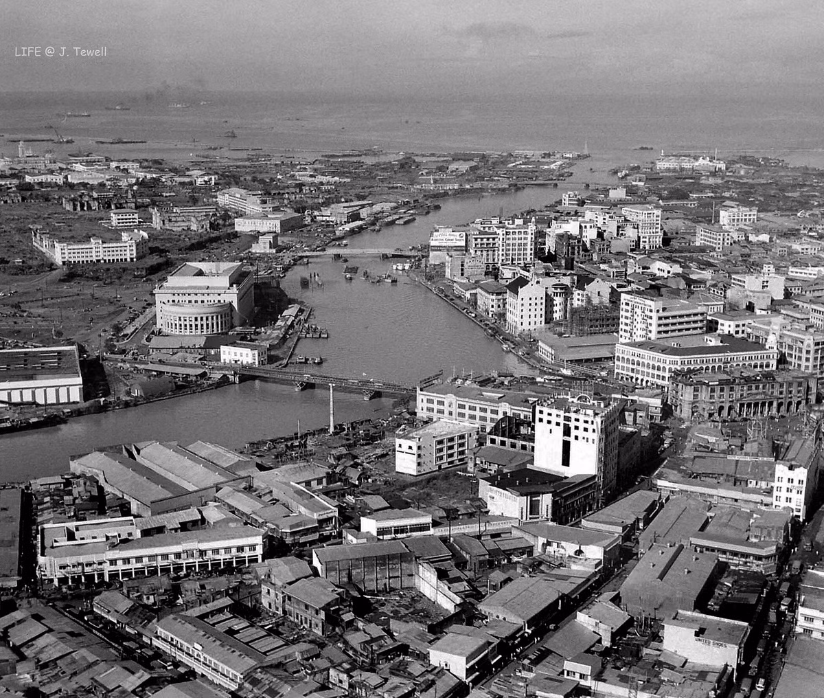 Khu vực trung tâm Manila với sông Pasig chảy qua, ngày 10/10/1949. Lúc này thành phố đang được tái thiết. Ảnh: Rogue Media Inc.