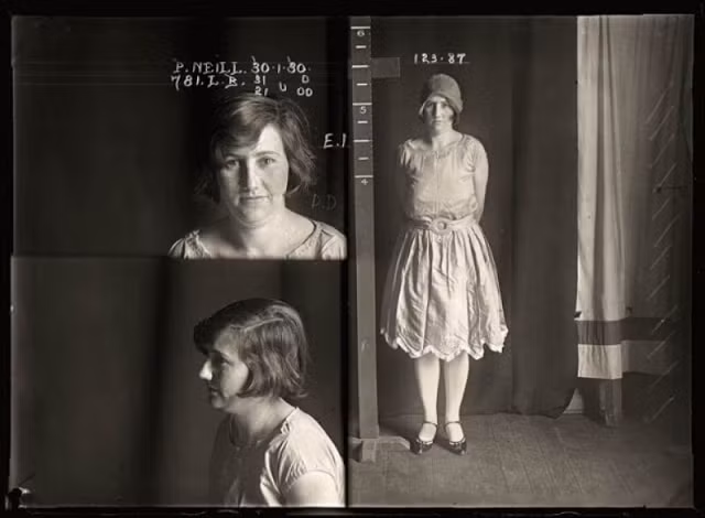  Patsy Neill, 30/1/1930. Nữ quái Barmaid Patsy Neill, 26 tuổi, bị bắt vì đã tham gia vào các hoạt động phạm tội khác nhau bao gồm trộm cắp và bán cocaine. Ảnh: Vintag.