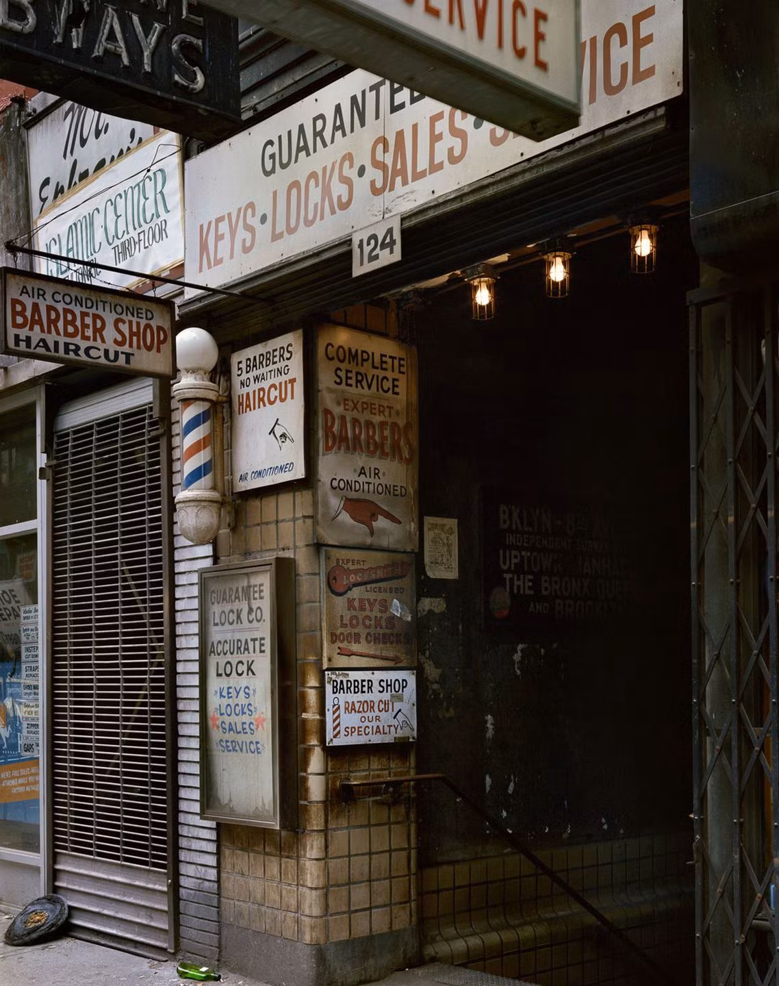 Bên ngoài lối vào một tiệm cắt tóc, New York năm 1985.