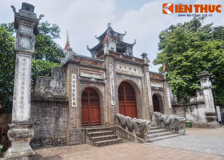 Cổng đền được xây theo dạng tam quan bề thế. Bậc tam cấp trước cổng có đôi rồng đá là di vật đời Trần hoặc Lê sơ.