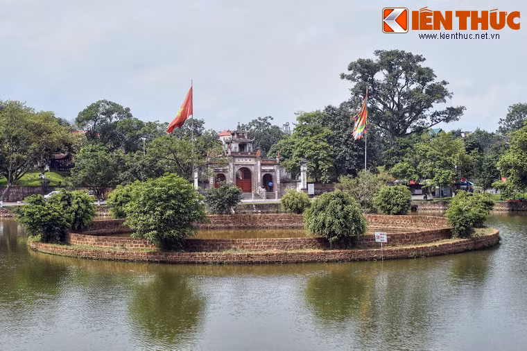 Nằm ở vị trí trung tâm thành Cổ Loa, đền Thượng, tức đền thờ An Dương Vương là một ngôi đền thờ có vị trí lịch sử và tâm linh đặc biệt gắn với kinh đô của nhà nước Âu Lạc xưa.