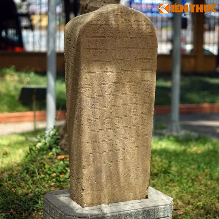 Bia An Thái dựng năm 824 Saka (năm 902) ở An Thái, tỉnh Quảng Nam. Bia ghi sự tích tạo dựng một tượng thần Lokanatha trong tu viện do nhà vua Bhadravarman II thành lập.