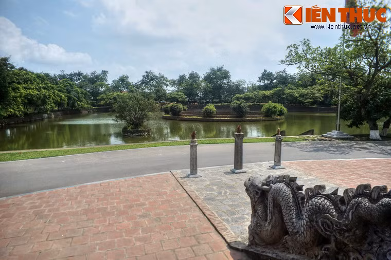 Phía trước đền có một hồ hình bán nguyệt, giữa đắp bờ tròn tạo thành giếng Ngọc. Tương truyền, đây là nơi Trọng Thủy tự tử sau khi phản bội Mỵ Châu.