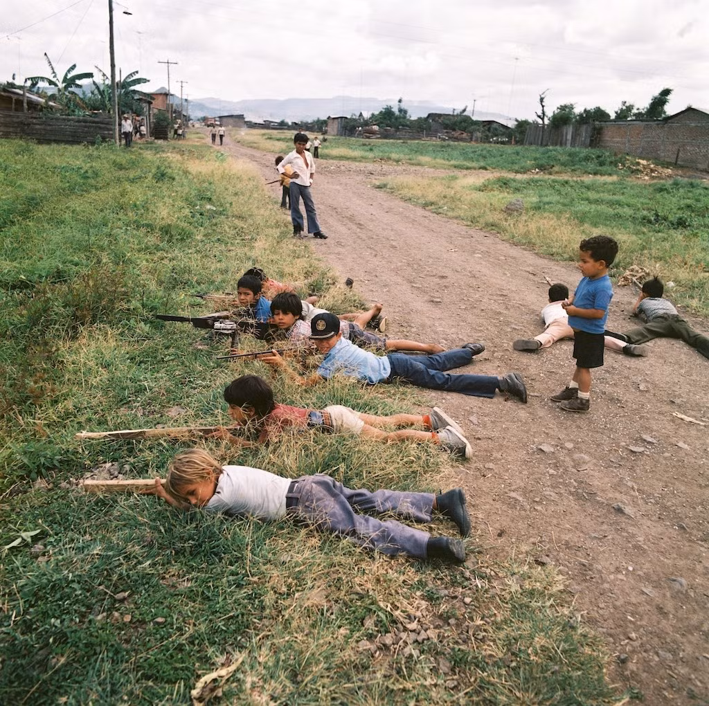 Trẻ em Nicaragua chơi đánh trận giả với súng đồ chơi. Ảnh: Thomasbillhardt.de.