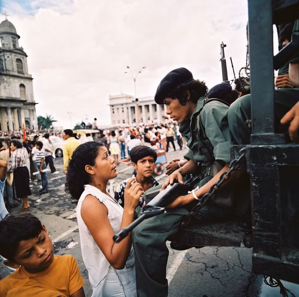 Binh sĩ trò chuyện với người dân ở Nicaragua. Ảnh: Thomasbillhardt.de.