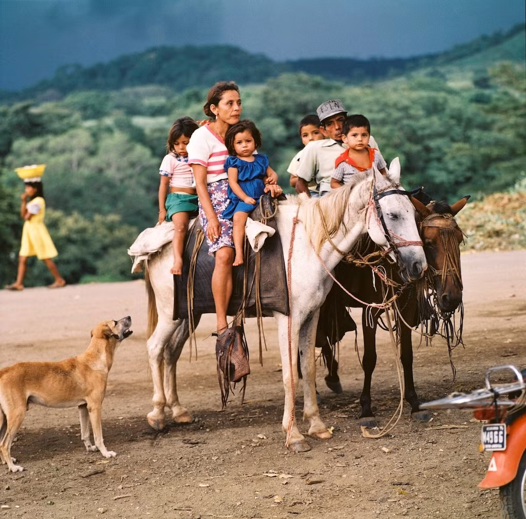 Một gia đình nông dân ở Nicaragua ngồi trên lưng ngựa, một hình ảnh trong loạt ảnh "vòng quanh thế giới" của nhiếp ảnh gia Thomas Billhardt.. Ảnh: Thomasbillhardt.de.