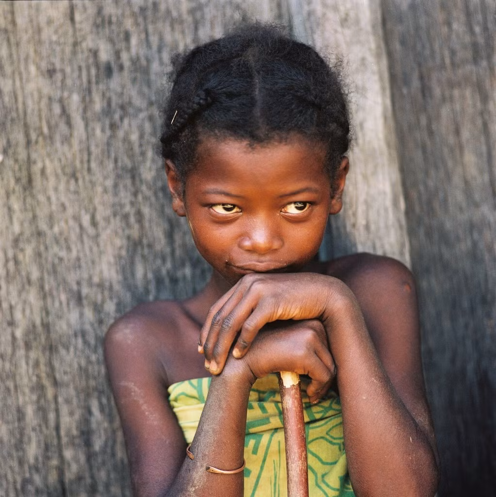 Vẻ bẽn lẽn của bé gái Madagascar. Ảnh: Thomasbillhardt.de.