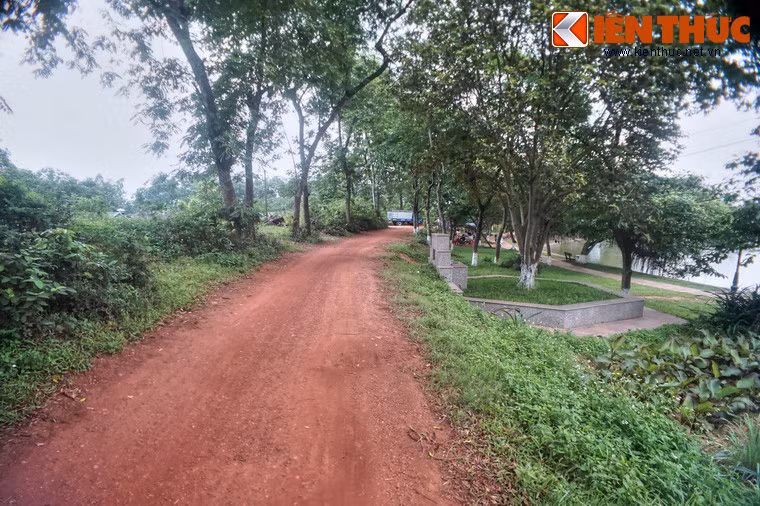 Giới nghiên cứu đánh giá, thành Cổ Loa là một căn cứ phòng thủ vững chắc với sự kết hợp hài hòa thủy binh cùng bộ binh. Công trình thể hiện sự sáng tạo độc đáo của người Việt cổ trong công cuộc giữ nước và chống ngoại xâm. Ảnh: Mặt trên một đoạn tường thành ngày nay là đường giao thông.