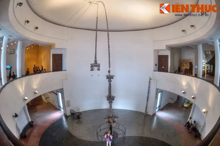 Đồng bào người dân tộc Cor được biết đến với kỹ năng dựng cây nêu rất cầu kỳ và đặc sắc. Ảnh: Cây nêu của người Cor được trưng bày tại Bảo tàng Dân tộc học ỏ Hà Nội.