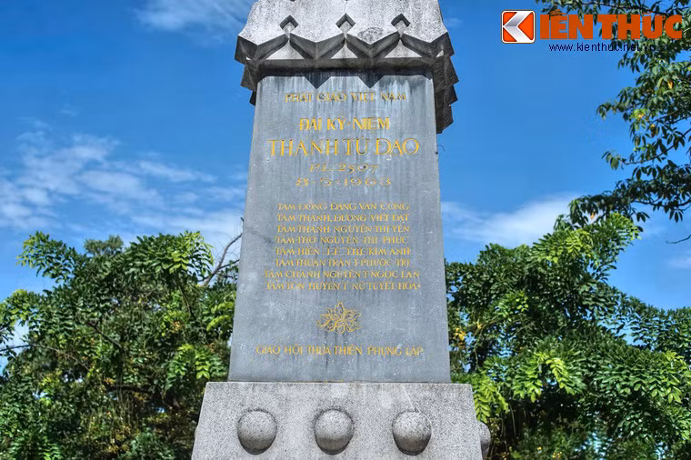Phần thân được xây theo hình khối lăng trụ gồm 4 mặt. Phần bên dưới được đúc hình vuông có cạnh 0,9m, tiến dần lên trên cạnh thu hẹp lại còn 0,77m, chiều cao tháp là 1,28m.