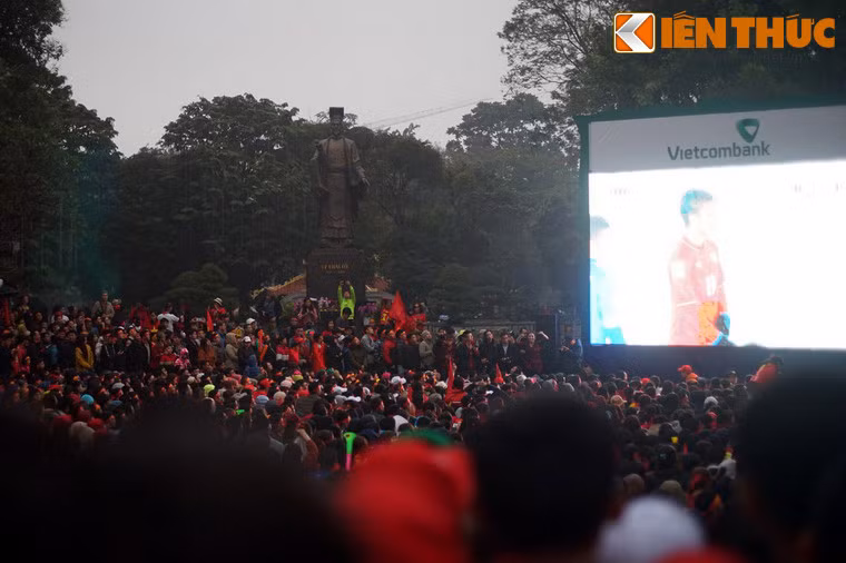 Khu vực tượng đài Lý Thái Tổ cũng được lắp đặt một màn hình lớn.