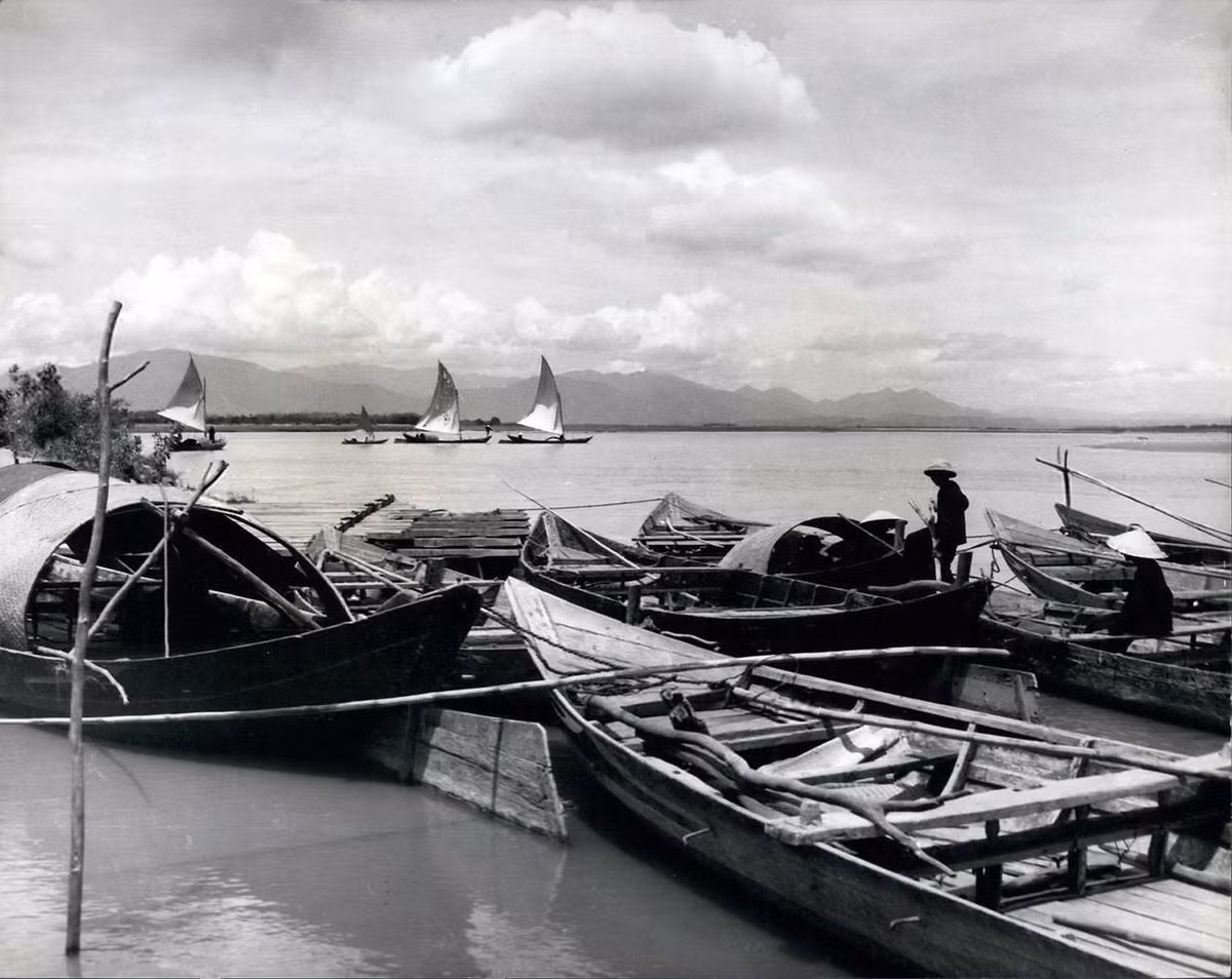 Những con thuyền của ngư dân miền Trung thập niên 1950. Ảnh: Keystone Pictures USA.