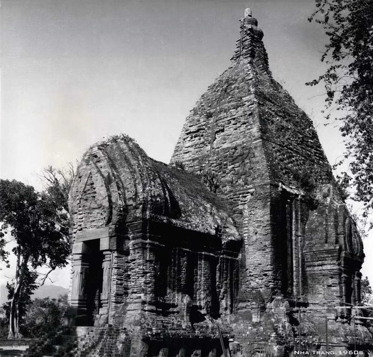Tháp Chăm Po Nagar ở Nha Trang, Khánh Hòa, Việt Nam thập niên 1950. Ảnh: Keystone Pictures USA.
