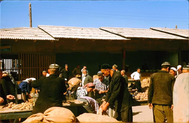 Khung cảnh nhộn nhịp tại khu bán nông sản ở chợ Tashkent. Ảnh: Jacques Dupâquier.