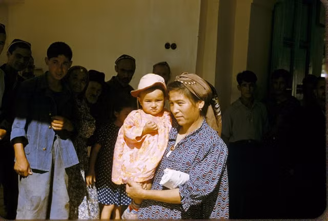 Người phụ nữ Uzbekistan và con nhỏ. Ảnh: Jacques Dupâquier.