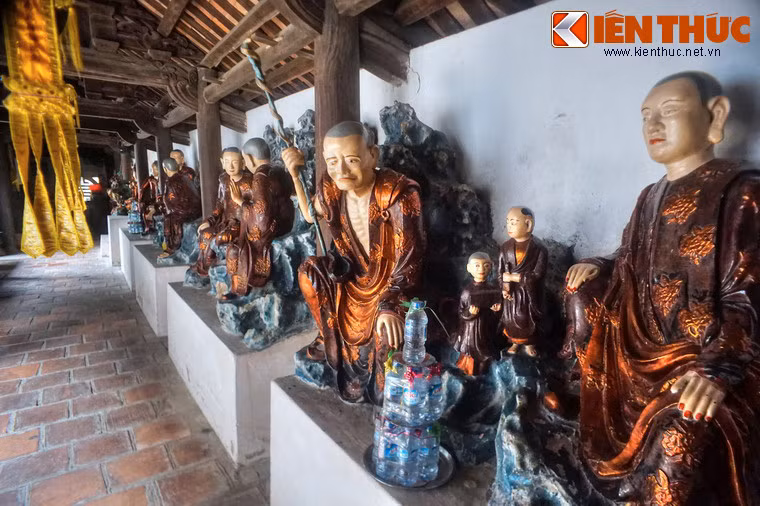 Hàng tượng La Hán trong dãy hành lang chùa Bảo Sơn.