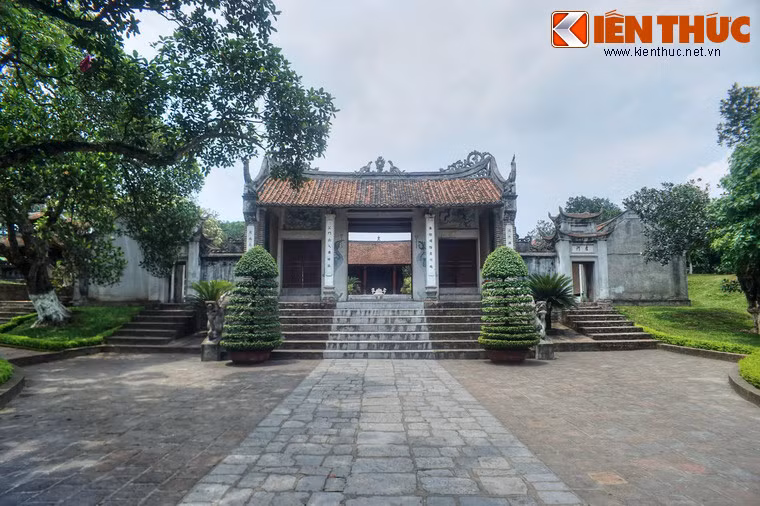 Sau tam quan là khu đền chính nằm trên nền đất cao. Phía trước là tòa nhà tiền đường, hai bên có hai cổng nhỏ.