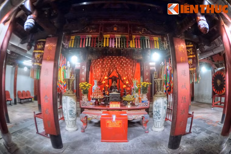 Không gian bên trong thượng điện tôn nghiêm với các ban thờ được bố trí theo trục dọc.