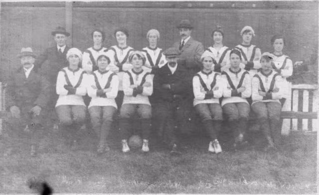 Đội bóng nữ của câu lạc bộ Lancashire United Transport, 1915. Ảnh: Vintag.