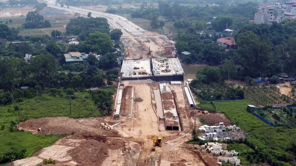 Trên tuyến được xây dựng cầu vượt sông Nhuệ, cũng cơ bản hoàn thiện.