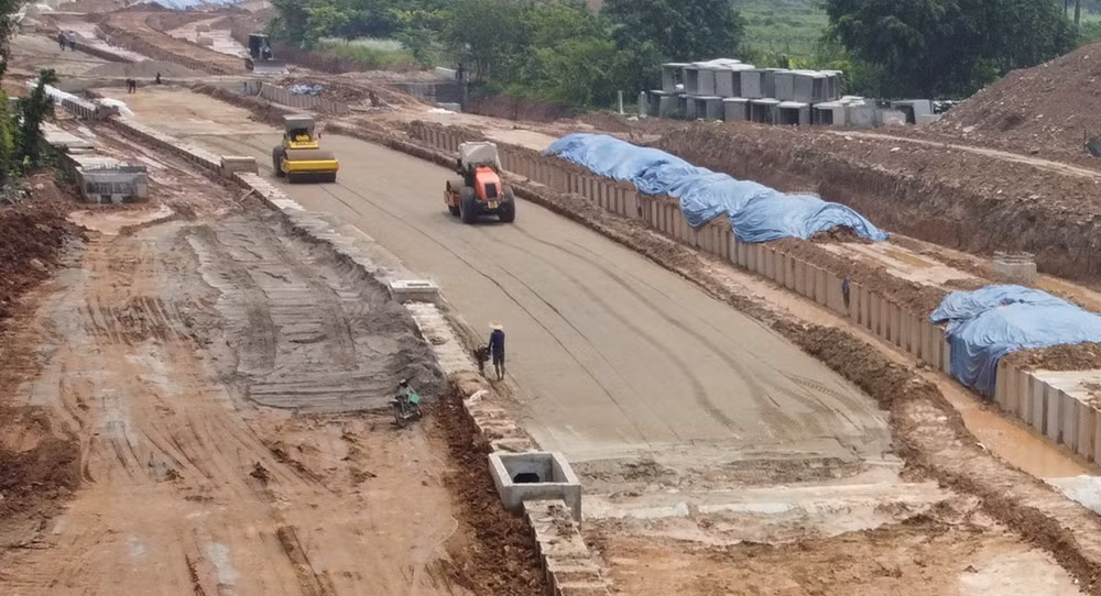 Phương tiện kỹ thuật được vận hành liên tục trên công trường.