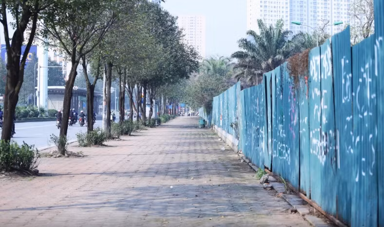 Công viên nằm tiếp giáp với đường Tố Hữu, phía đối diện là khu đất dự án Khu đô thị mới Phùng Khoang. (Ảnh: Sức khỏe và Đời sống).