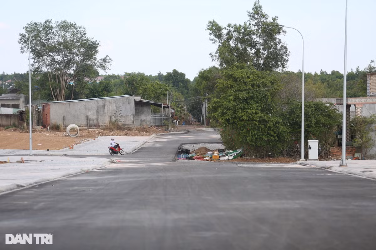 “Huyện tiếp tục tháo gỡ vướng mắc các hộ dân thuộc diện tái định cư tại chỗ chưa đồng ý giải tỏa, đền bù bàn giao mặt bằng các bước theo quy định pháp luật. Nếu không thực hiện sẽ tiến hành cưỡng chế nhằm sớm tổ chức bố trí tái định cư cho các hộ dân”, - ông Nguyễn Tuấn Điệp - Giám đốc TTPT quỹ đất huyện Xuân Lộc thông tin. (Ảnh: Dân Trí).