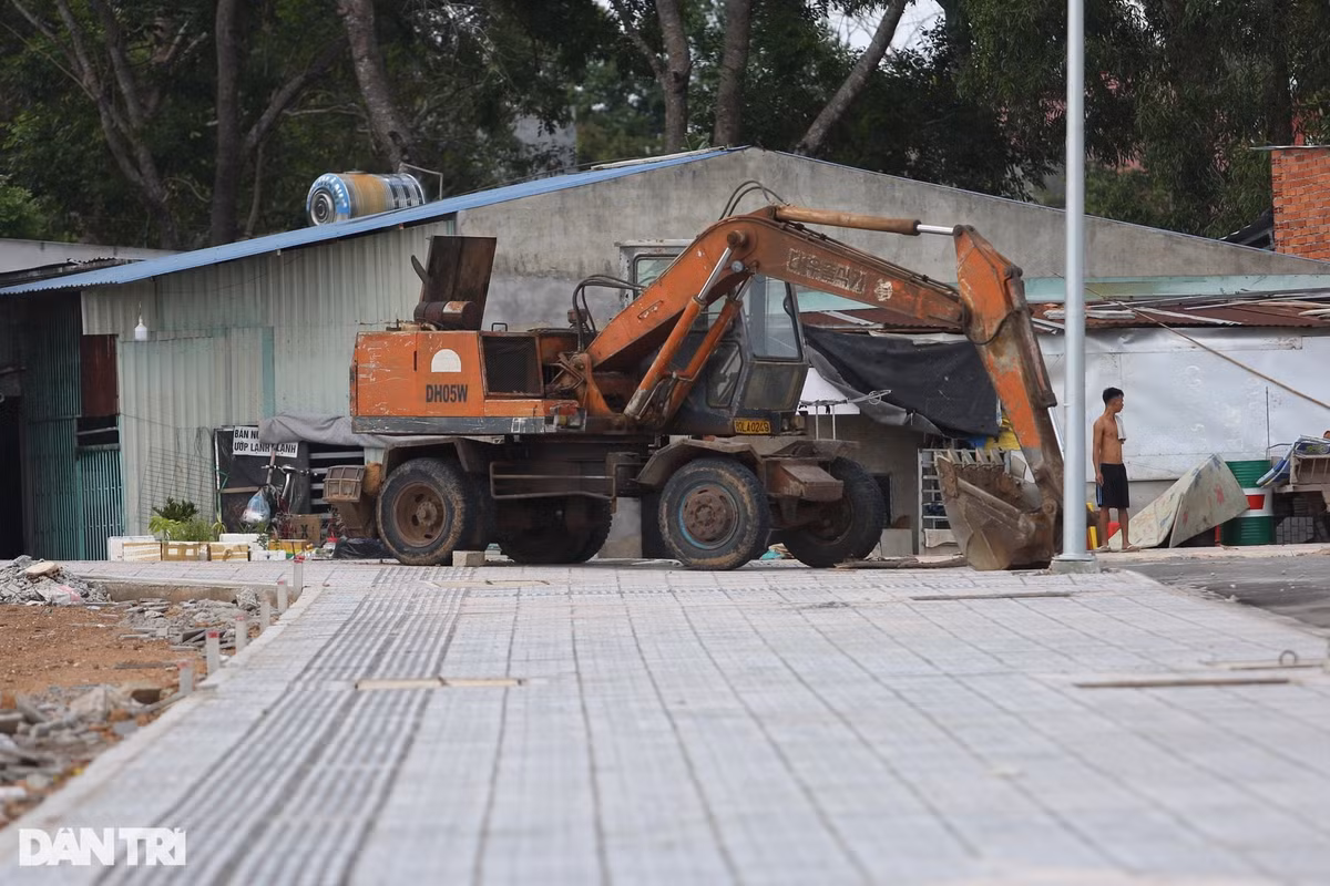 Khi hoàn thành, khu tái định cư cao tốc Phan Thiết - Dầu Giây có 250 lô nhà liền kề, diện tích mỗi lô hơn 200m2, trong đó, hơn 160 hộ có đất bị thu hồi làm cao tốc Dầu Giây - Phan Thiết, 40 hộ sống tại chỗ nhường đất làm khu tái định cư. Ảnh: Dân Trí).