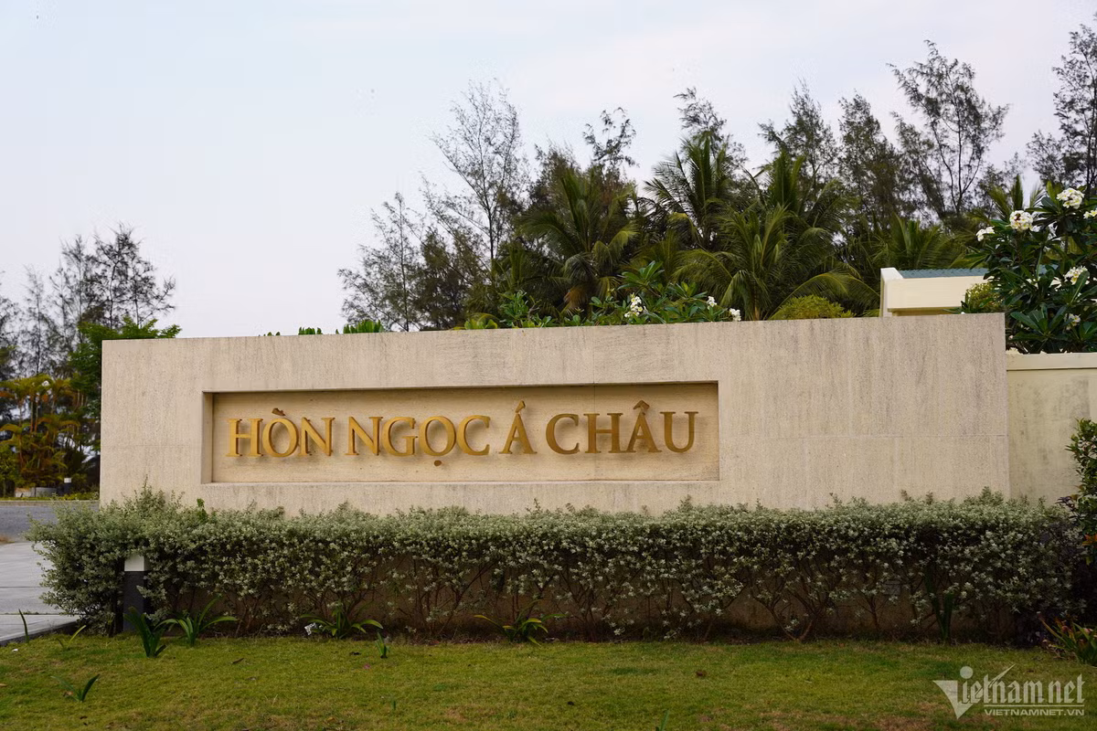 Tại dự án mới chỉ xây dựng tường bao, bảng tên và một số công trình nhỏ dở dang. (Ảnh: Vietnamnet).