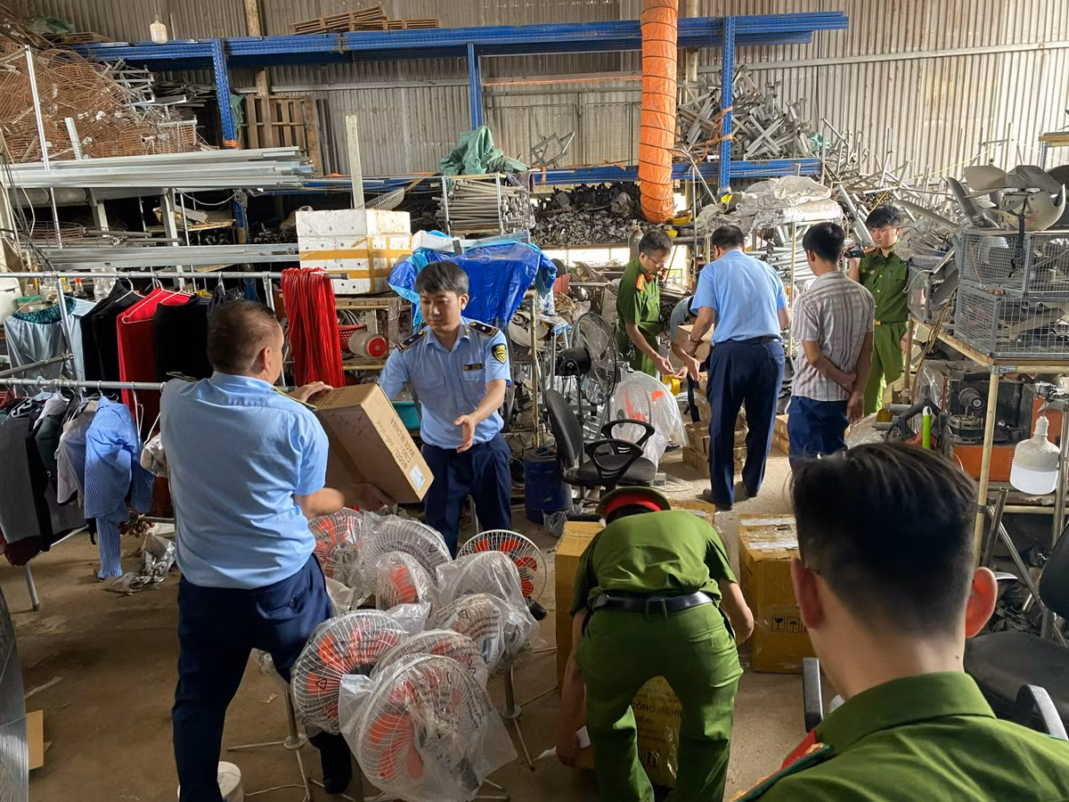 “Vua quạt” nhập lậu hàng nghìn linh kiện, bị phạt 40 triệu “Vua quat” nhap lau hang nghin linh kien, bi phat 40 trieu