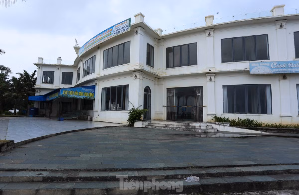 Theo người dân, giữa năm 2019, chủ đầu tư đưa nhà hàng cao cấp Cánh Buồm, một hạng mục của dự án vào hoạt động, nhưng chỉ được một thời gian ngắn lại đóng cửa. (Ảnh: Tiền Phong).