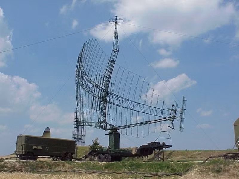 Ngoài radar 5N62, tổ hợp tên lửa S-200 còn có thể tích hợp một số loại radar khác tăng tầm phát hiện mục tiêu. Trong ảnh là đài radar báo động sớm 5N84A có tầm trinh sát 600km, độ cao tìm kiếm 46km.