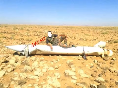 Nhưng có một điều chắc chắn là tên lửa phòng không của Quân đội Syria đã khởi động một cuộc tấn công vào những “vị khách không mời”. Mạng xã hội ngày hôm qua đã đăng tải bức ảnh cho thấy một chiến binh Quân đội Syria nằm chụp ảnh trên một động cơ khởi tốc của loại tên lửa đất đối không được sử dụng để tấn công máy bay Israel.