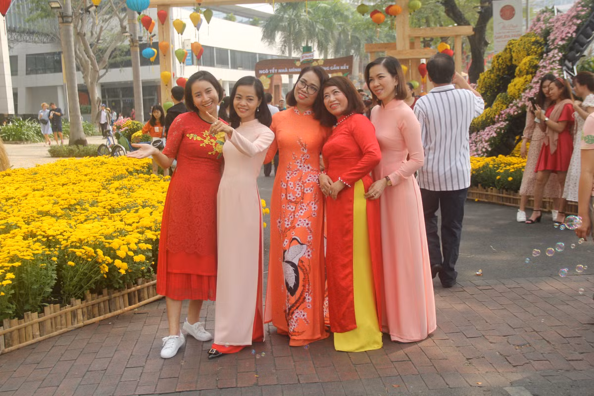 Nhiều người diện áo dài tới chụp hình.