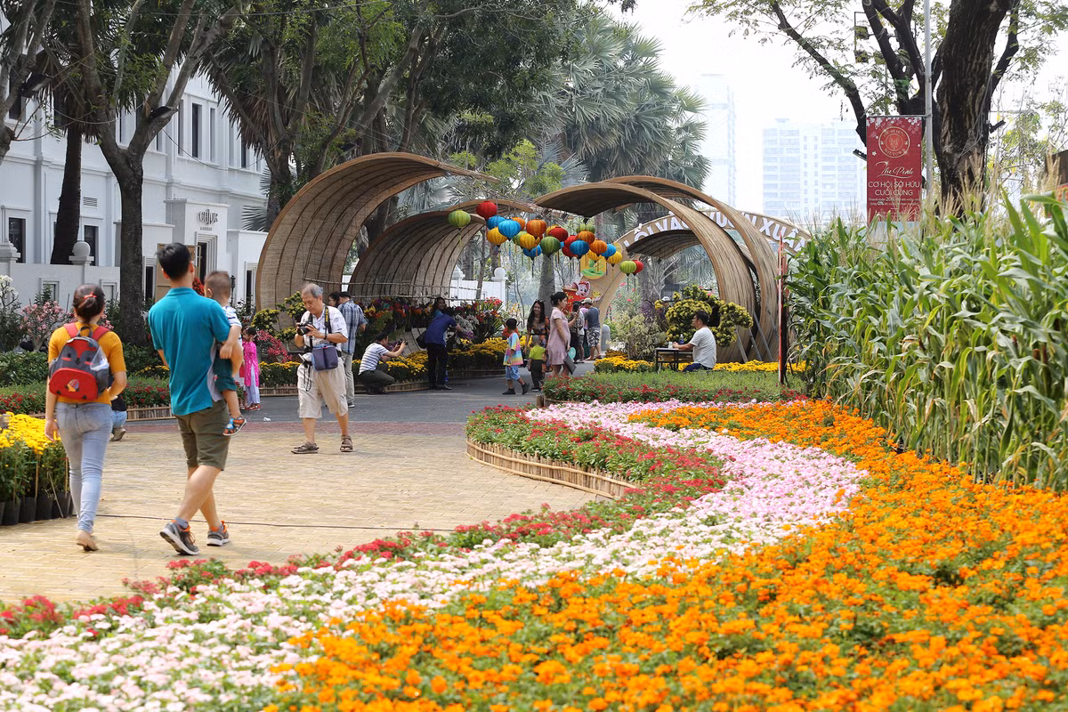 Năm nay, đường hoa Phú Mỹ Hưng được tổ chức tại khuôn viên rộng đến 7ha, trong đó chia làm 4 khu vực chính là đường xuân, bến xuân, vườn xuân và góp xuân. Địa điểm này sẽ được mở cửa phục vụ cho người dân thăm quan, vui chơi tới 29/1 (mùng 5 tết).