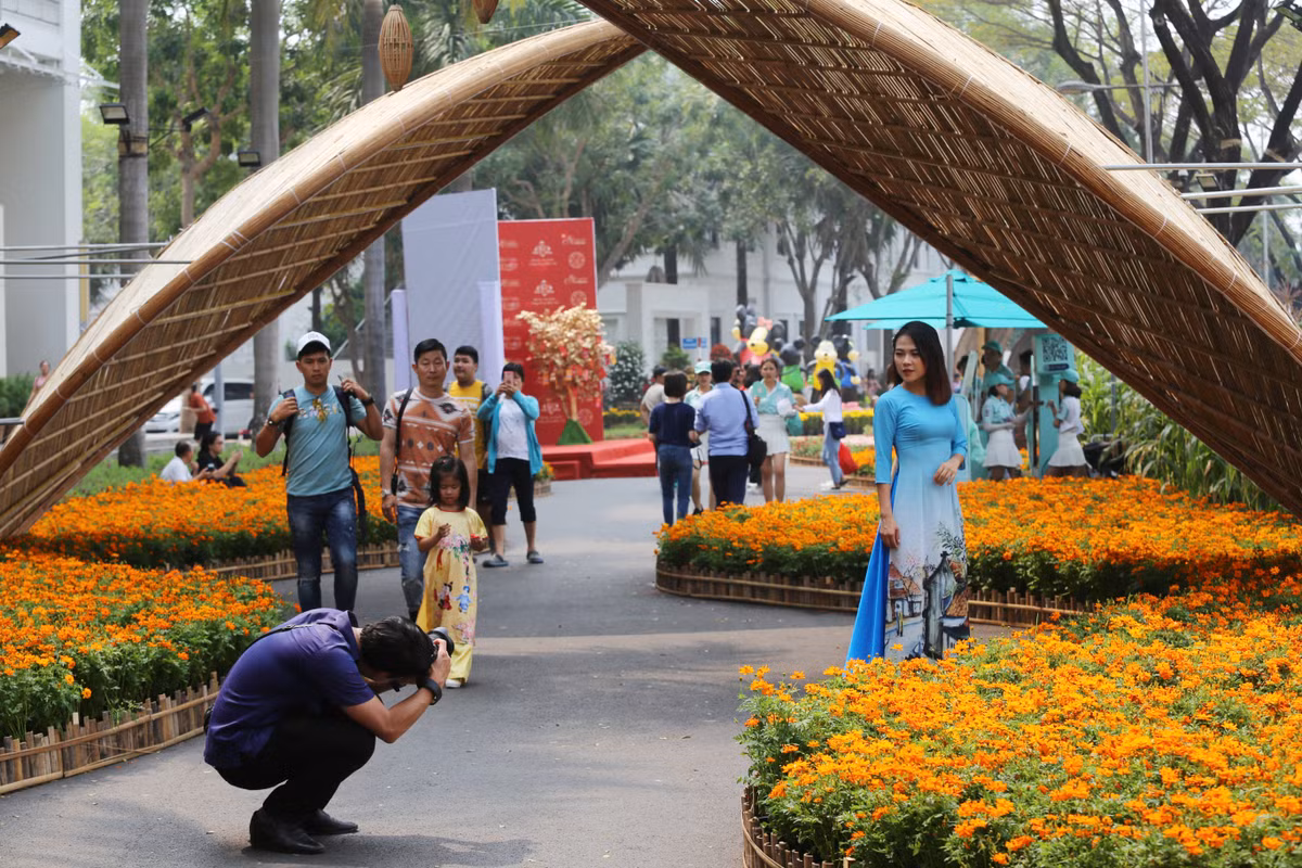 Áo dài là trang phục được nhiều bạn trẻ lựa chọn để chụp ảnh tại đây.