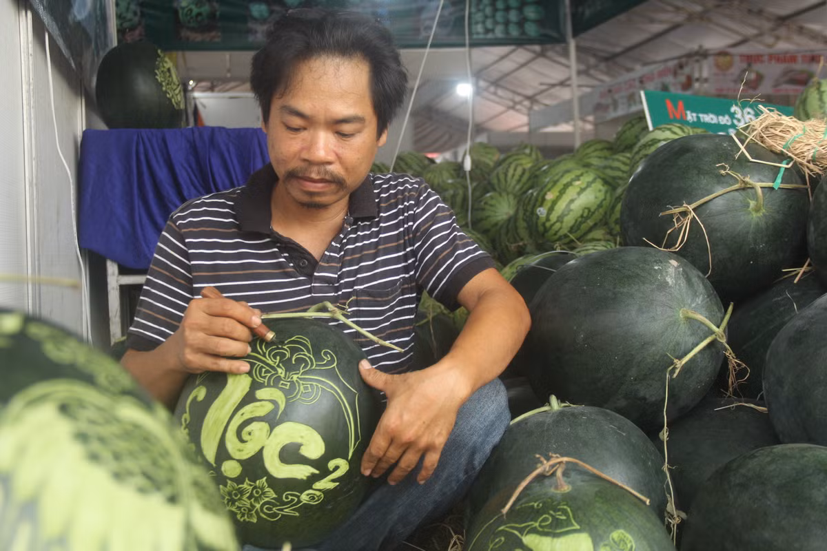  "Là một hoạ sĩ chuyên về mỹ thuật, cùng với đam mê điêu khắc nên mùa tết rảnh rỗi tôi mua dưa hấu ở Cà Mau về khắc chữ thư pháp để bán trong dịp tết năm nay" - anh Thọ chia sẻ. 