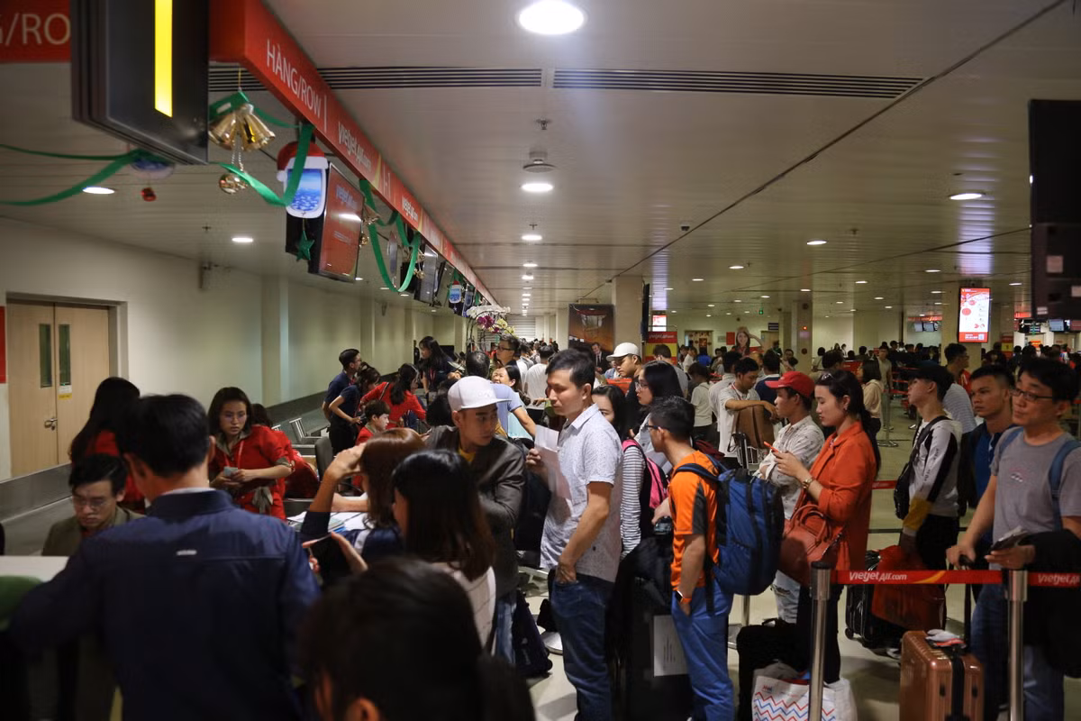 Chỉ còn vài ngày nữa là tết Nguyên đán Canh Tý 2020, người dân làm việc, học tập ở TP.HCM đang dần đổ trở về quê ăn tết khiến lượng người đổ ra sân bay Tân Sơn Nhất (quận Tân Bình TP.HCM) đông đúc, sân bay đông nghịt người. Những ngày qua, hàng ngàn người đổ về sân bay để trở về quê đón tết khiến tình hình ở khu nhà ga nội địa trở nên nhốn nháo, ngột ngạt.