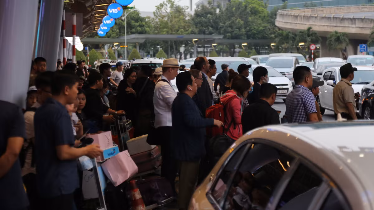Không chỉ lượng người đi, mà người về trở về TP.HCM từ nhiều tỉnh thành khác, hoặc nước ngoài cũng đông không kém.