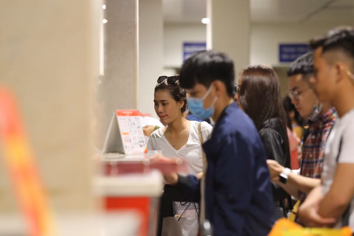Những ngày này, hành khách phải tới sân bay trước khoảng 3 tiếng đồng hồ, xếp hàng chờ sẵn để kịp làm thủ tục.