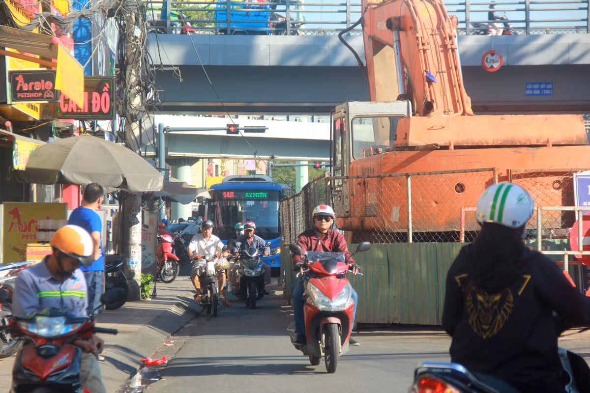 Hang tram lo cot 'dap chieu' tren duong pho Sai Gon ngay can Tet-Hinh-3