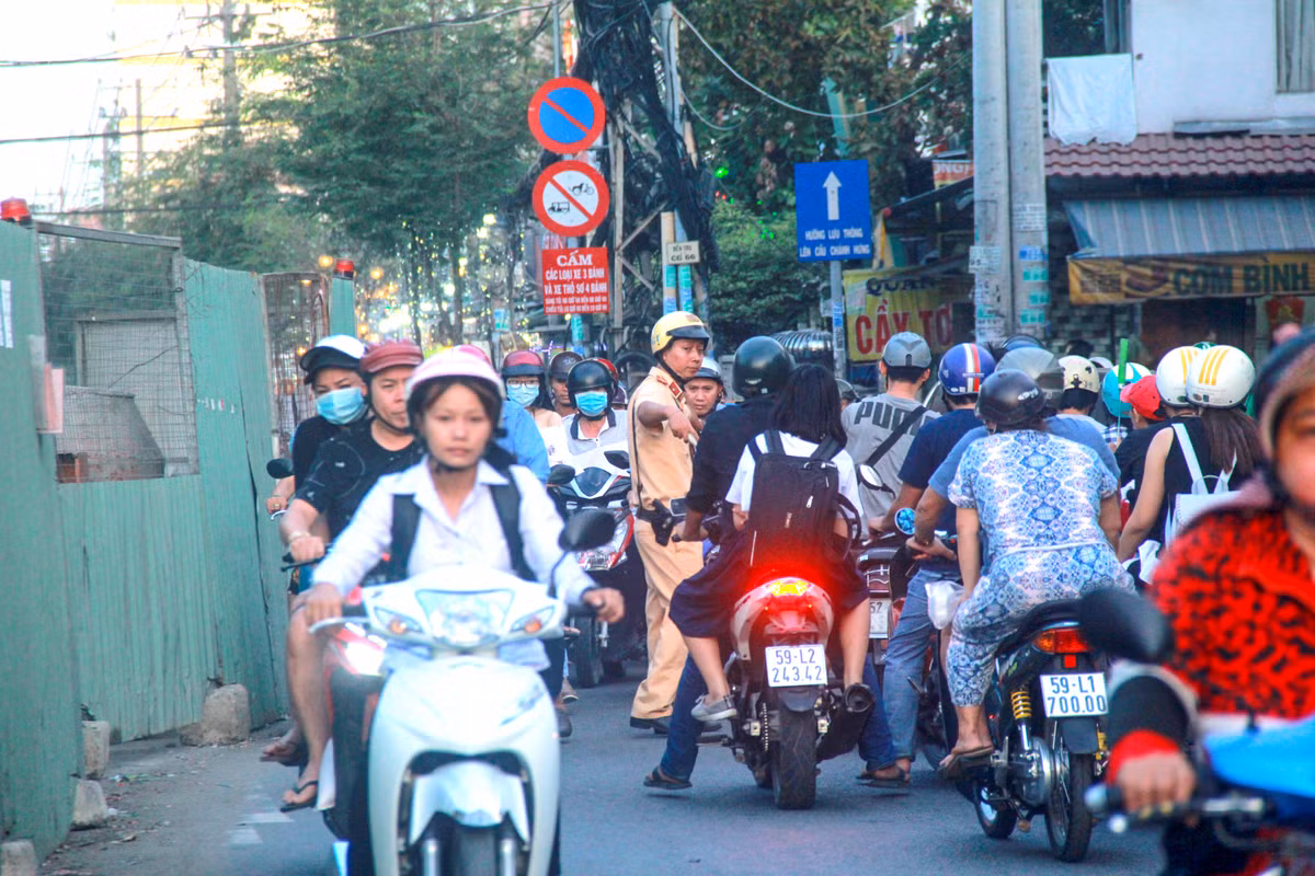 Hang tram lo cot 'dap chieu' tren duong pho Sai Gon ngay can Tet-Hinh-8