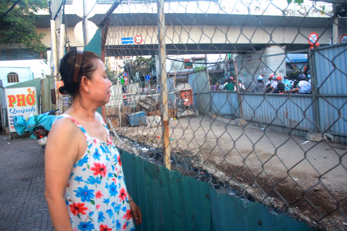 Hang tram lo cot 'dap chieu' tren duong pho Sai Gon ngay can Tet-Hinh-6