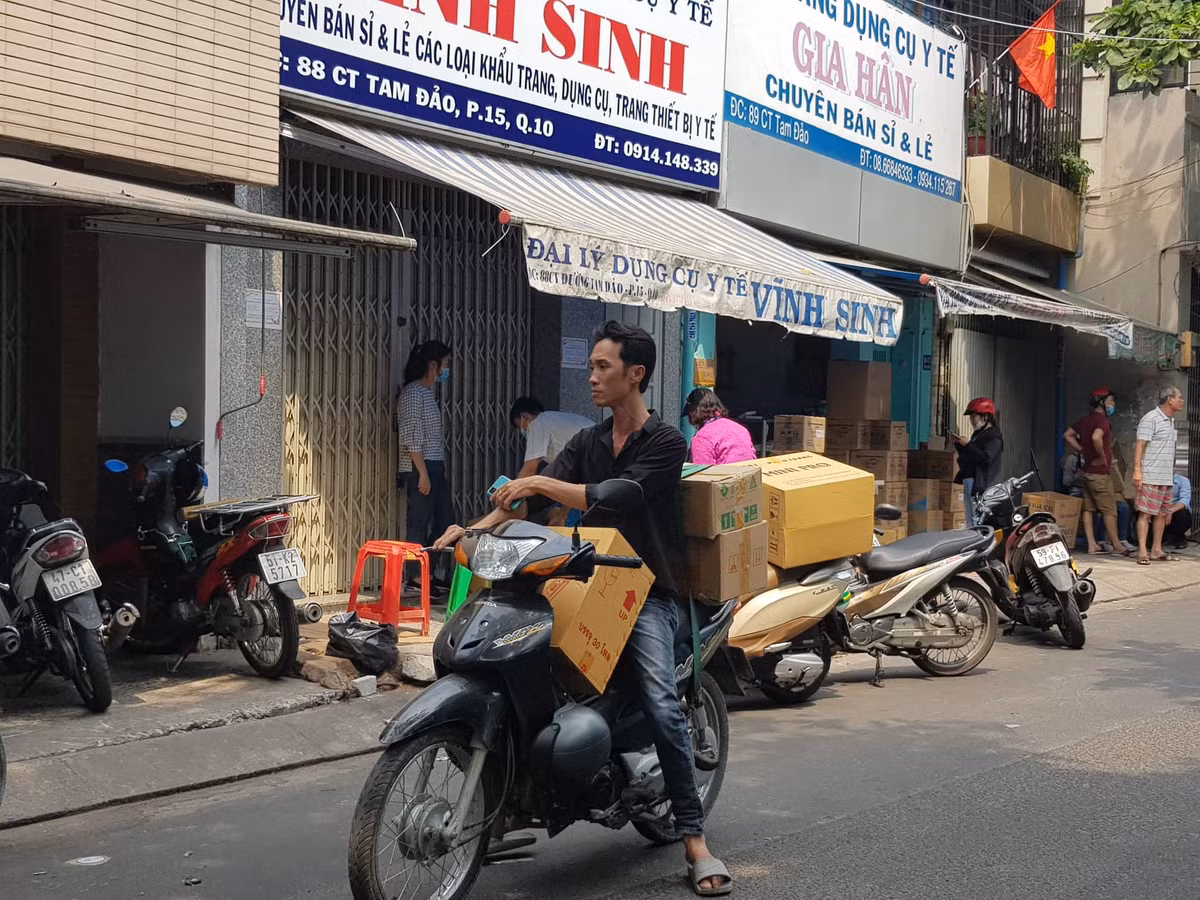 TP.HCM: Gia khau trang dung 1 lan tang len 200.000 dong/hop-Hinh-7